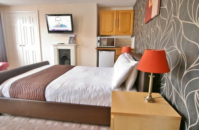 Central Hotel Cheltenham by RoomsBooked - Photo3