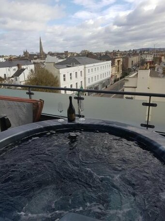 Central Penthouse with Private Hot Tub and View