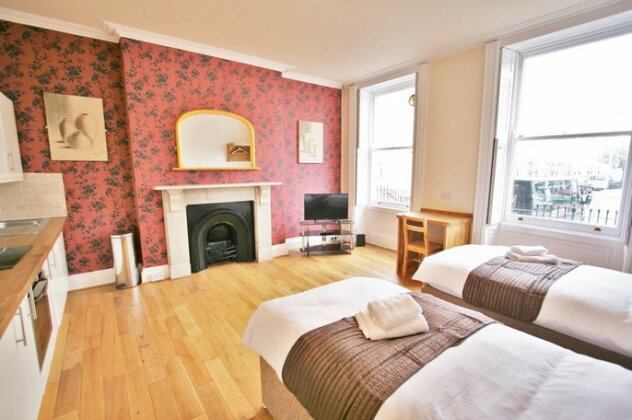 Central Studios Gloucester Place by Roomsbooked - Photo4