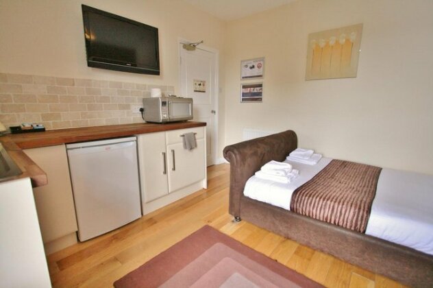 Central Studios Gloucester Road by RoomsBooked - Photo2