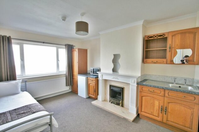 Central Studios Hatherley by RoomsBooked - Photo3