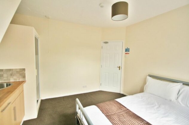 Central Studios Hatherley by RoomsBooked - Photo4