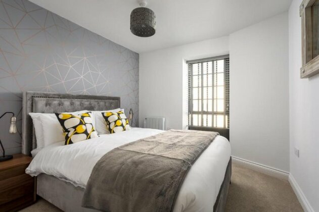 Modern 2 Bedroom Town Centre Apartment - Photo2