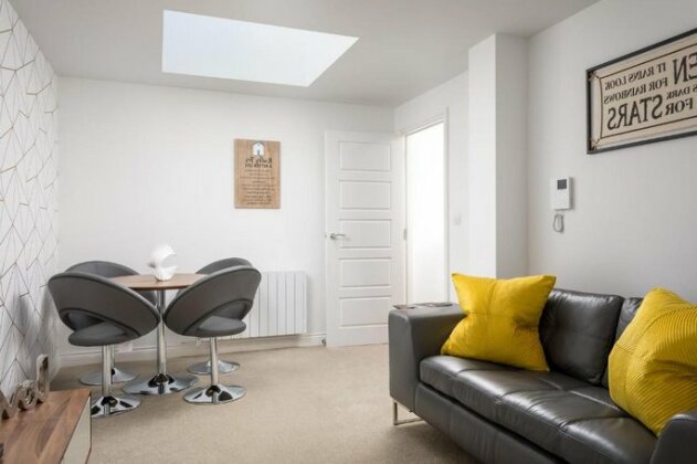 Modern 2 Bedroom Town Centre Apartment - Photo4