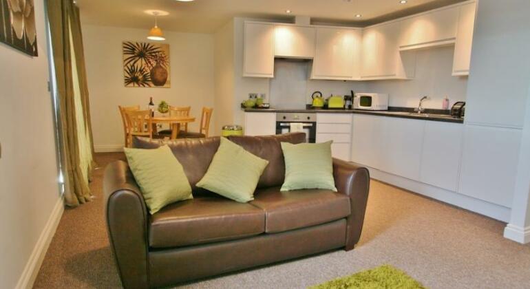 Warwick Place Serviced Apartments by RoomsBooked - Photo2
