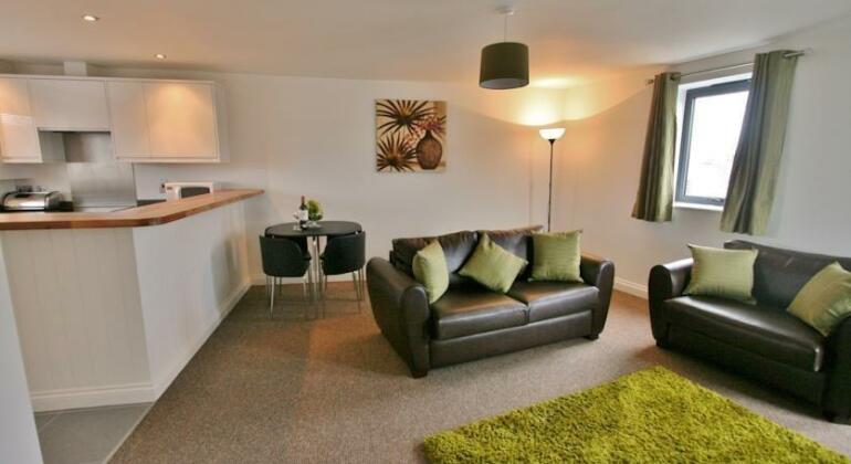Warwick Place Serviced Apartments by RoomsBooked - Photo4