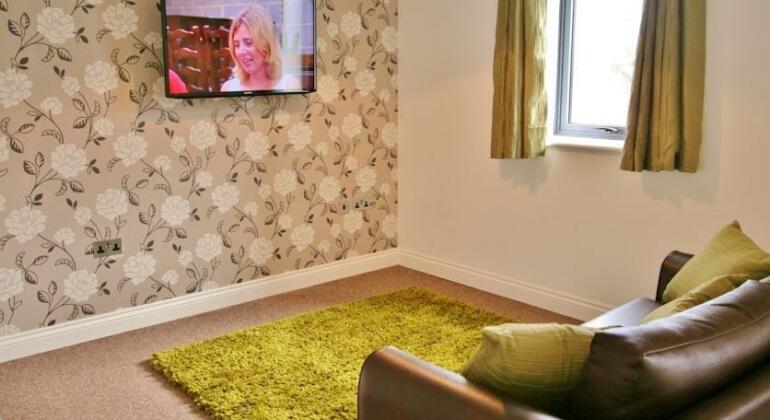 Warwick Place Serviced Apartments by RoomsBooked - Photo5