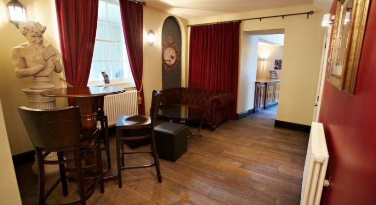 The Commercial Bar & Hotel - Photo5