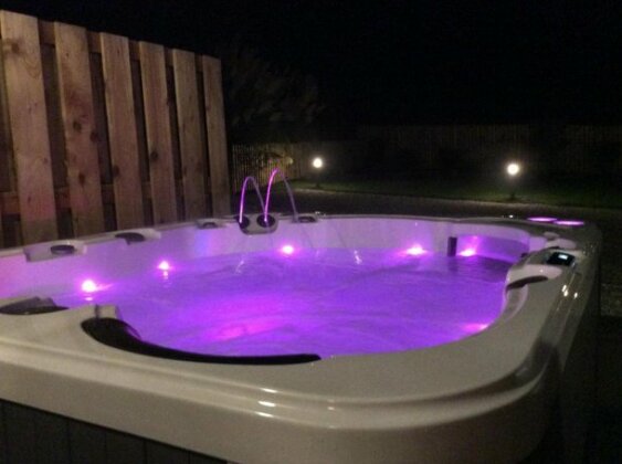 Luxury one bedroomed Cottage with Hot tub - Photo2