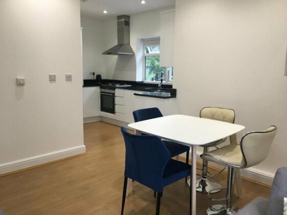 Luxurious 1 BED Serviced APARTMENT COBHAM - Photo4