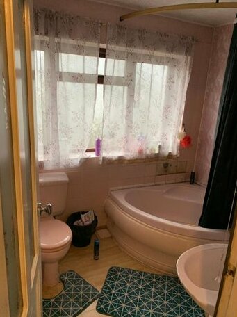 Inviting 4-Bed House in Crawley - Photo4