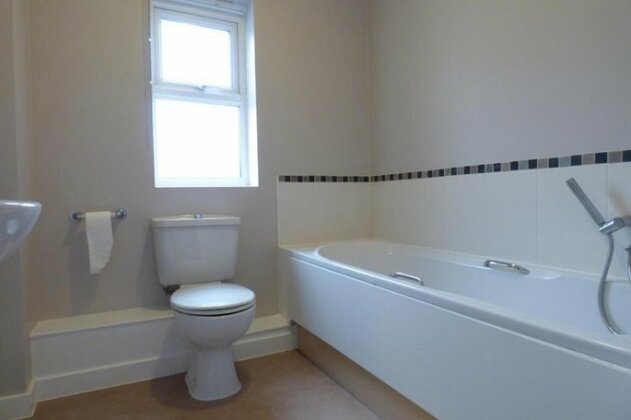 Lee's flat - Photo3