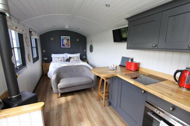 Springwood Shepherd Huts - Photo3