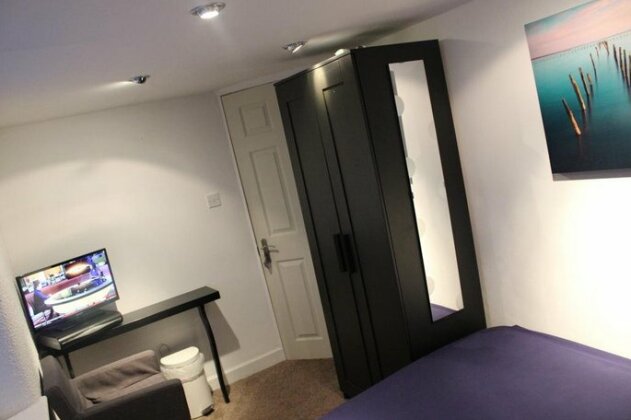 3 Bed Holiday Home Manchester - Photo2