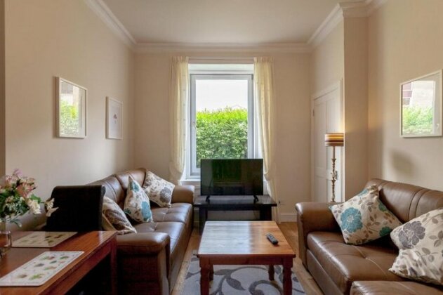 1 Bedroom Traditional Leith Flat - Photo2