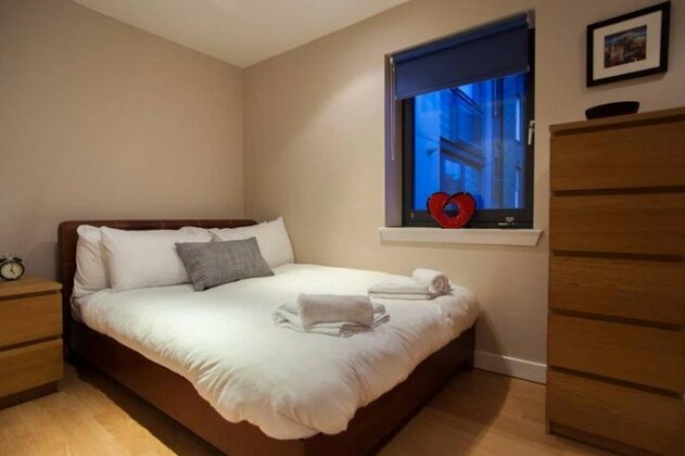 1 Bedroom West End Apartment Sleeps 4 - Photo5