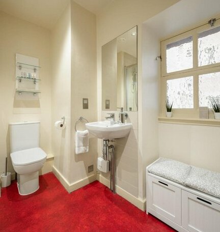 2 Bed Apartment On Royal Mile - Photo3