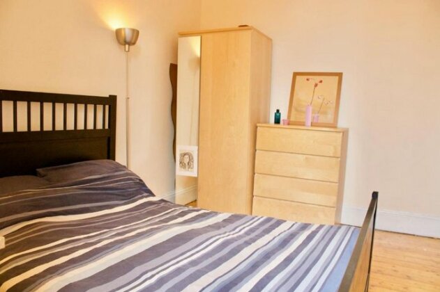 2 Bedroom Flat In Morningside Sleeps 5 - Photo2