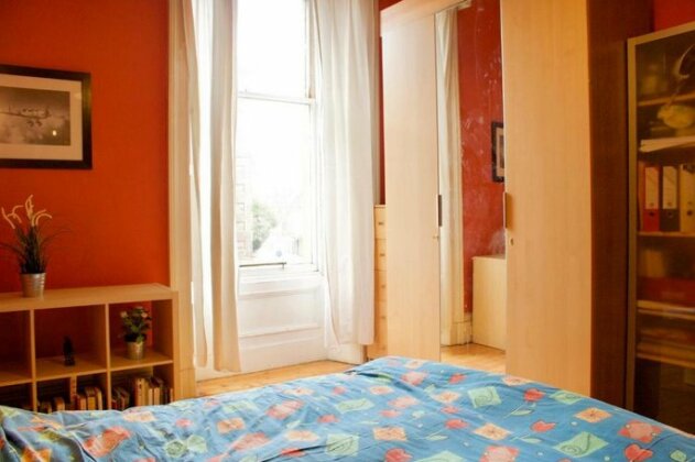2 Bedroom Flat In Morningside Sleeps 5 - Photo4