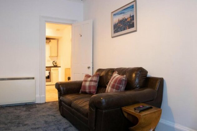 2 Bedroom Property Near Old Town - Photo4