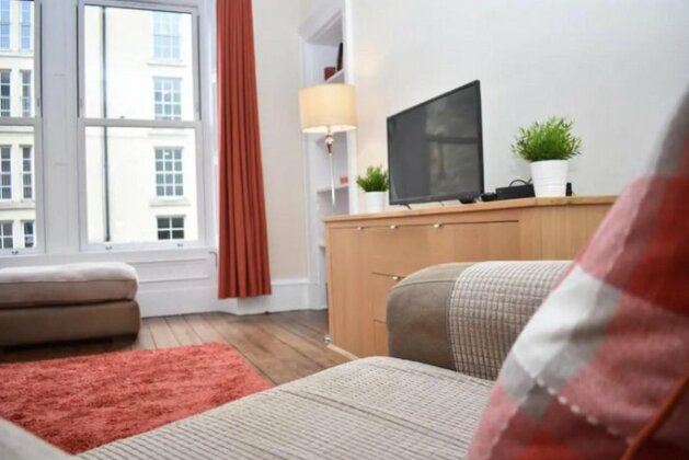 Beautiful and Spacious 2BR flat near the meadows - Photo2