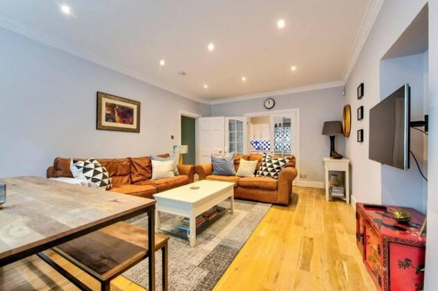 Beautifully Presented West End Apartment - Photo3