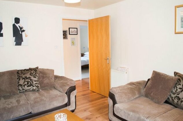 Bright 2 Bedroom Flat with Patio - Photo2