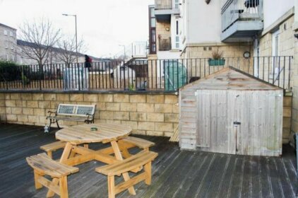 Bright 2 Bedroom Flat with Patio