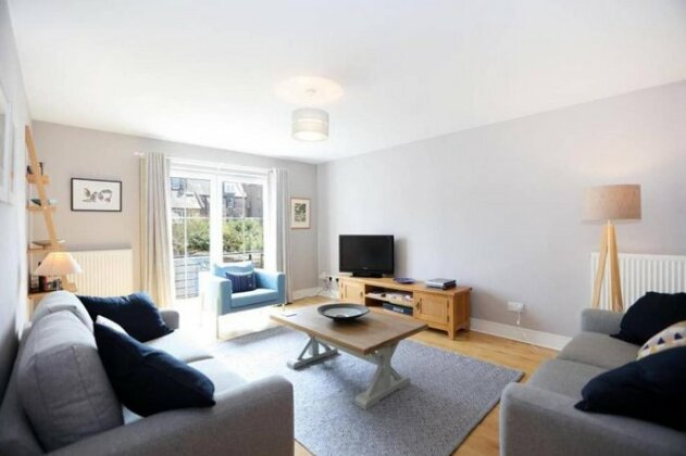 Bright and charming 2 bed in vibrant Leith - Photo2