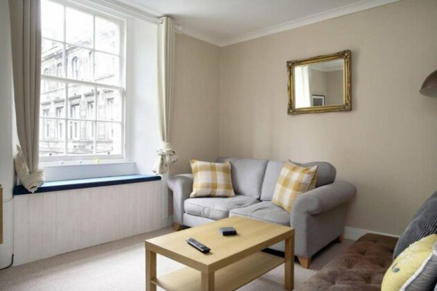 Central 2 Bedroom Flat Accommodates 6 - Photo2