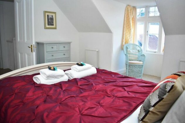 Charming 3BR above traditional pub 20 mins to city - Photo4