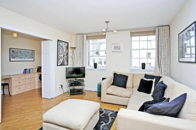 Comfy 2 bed on West Bow overlooking Grassmarket - Photo2