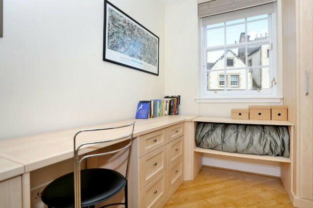 Comfy 2 bed on West Bow overlooking Grassmarket - Photo3