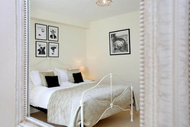 Comfy 2 bed on West Bow overlooking Grassmarket - Photo4
