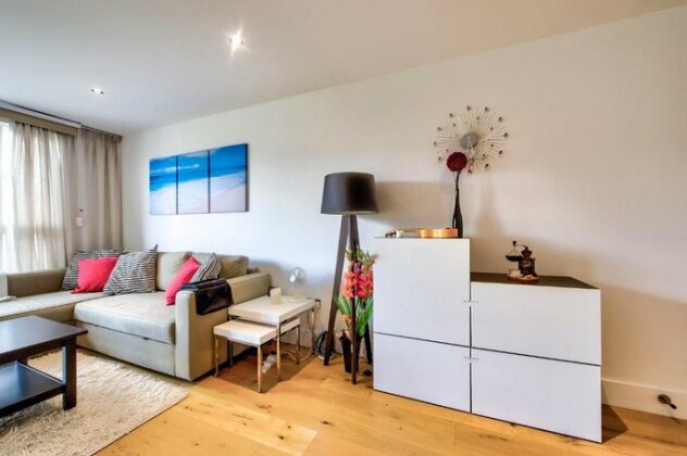 Modern 1 bed in Melvin Walk by GuestReady - Photo3