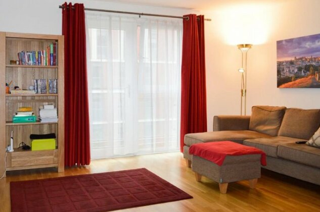 Modern 2 Bedroom Property in Central Edinburgh - Photo2
