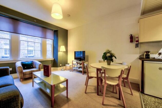 Perfect Location Charming Rose St Apt for Couples - Photo3