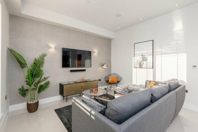 Silver Lining -Stunning 5 Penthouse with parking - Photo2