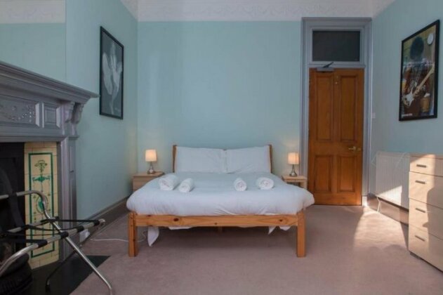 Stylish 3 Bedroom Flat Sleeps 2 to 6 Guests