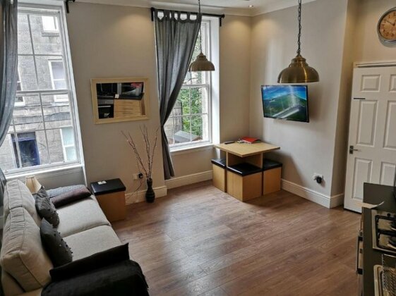 Three-Bedroom Edinburgh Victorian Apartment - Photo5