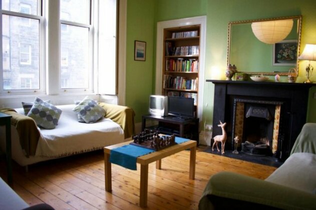 Traditional 3 Bedroom Apartment in Bruntsfield - Photo5