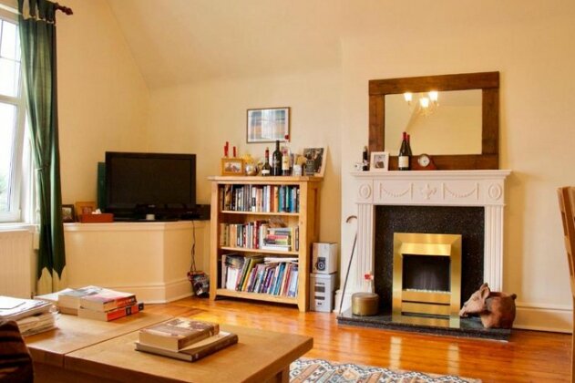 Two bedroom flat with parking in Edinburgh - Photo2