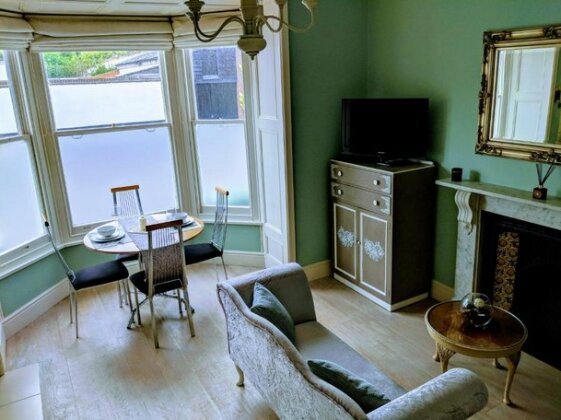 Beautiful One Bedroom Ground Floor Apartment With Parking - Photo2
