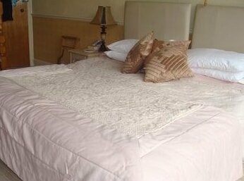 Tudor Court Guest House - Photo4