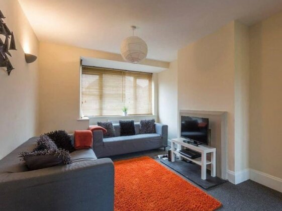 Cliffe Avenue- Serviced Accommodation - Photo4