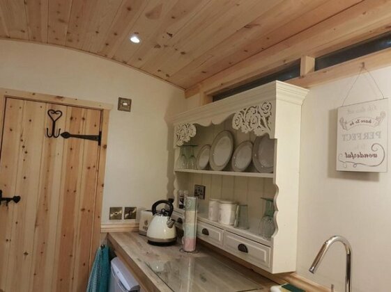 Waterside Shepherds Hut - Photo3