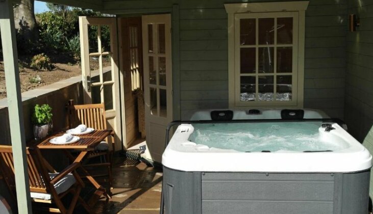 The Snug With Hot Tub - Photo2