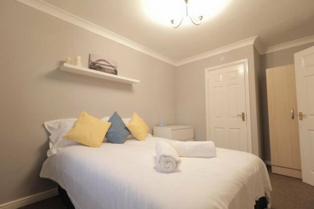 Modern City Townhouse In Newcastle Perfect For Large Groups All Wanting To Stay Under One Roof Just - Photo3