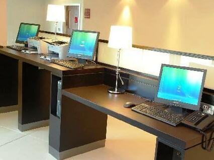 Courtyard by Marriott London Gatwick Airport - Photo3