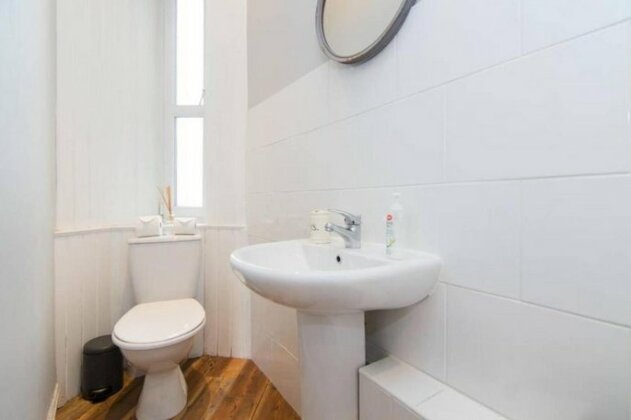 Beautiful 2 Bed Apartment Rose St - Photo2